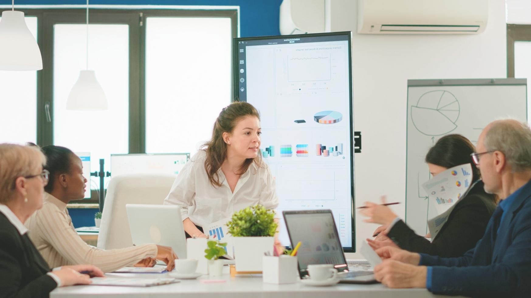 Análisis detallado de estados financieros con gráficos y ratios