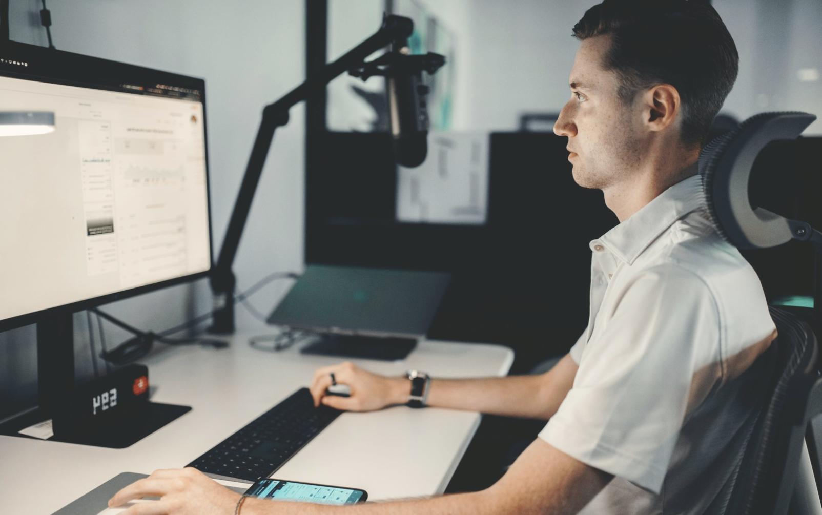 Equipo de orminexyra trabajando en análisis de estados financieros en oficina de Oviedo