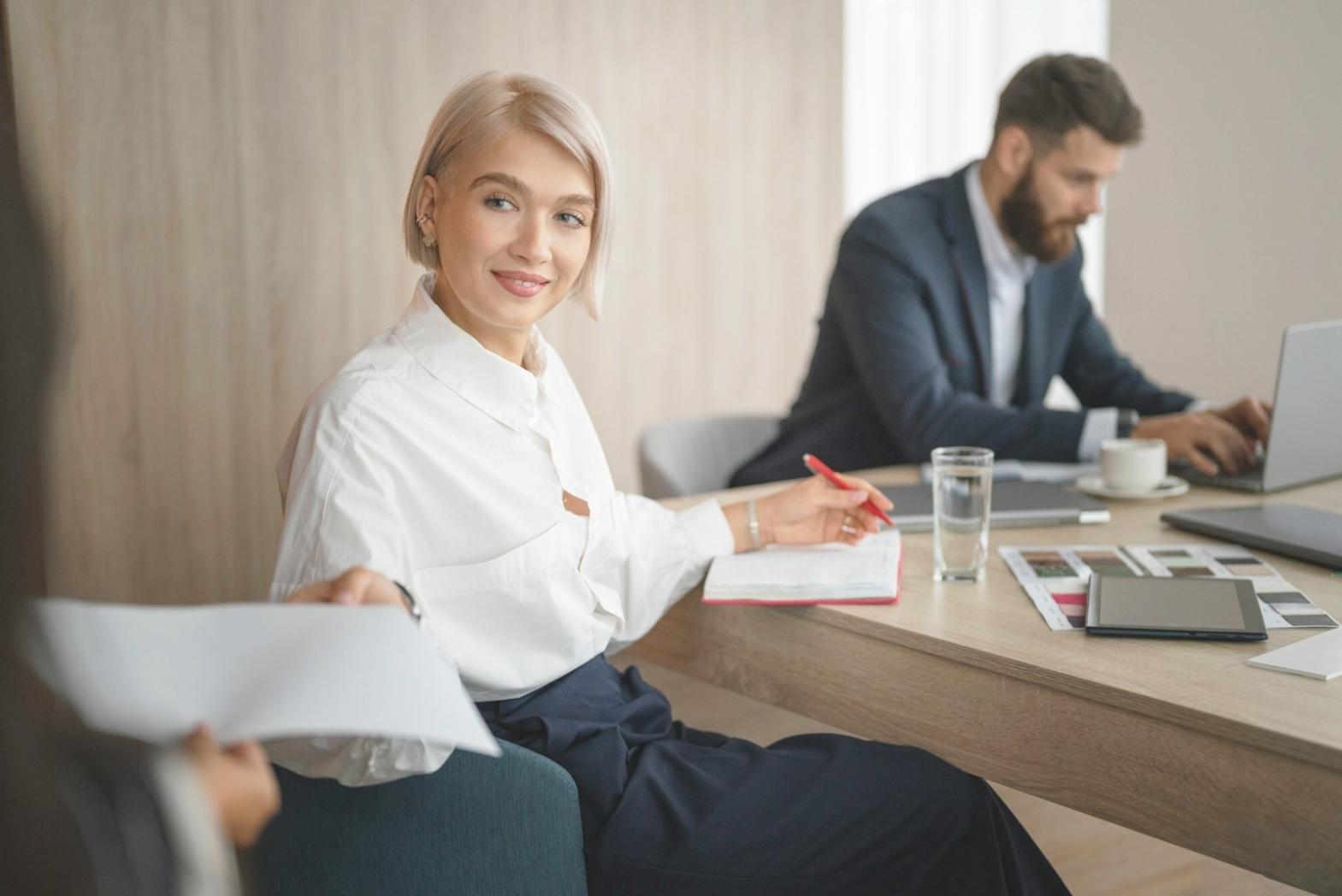 Análisis de ratios financieros en pantalla de ordenador