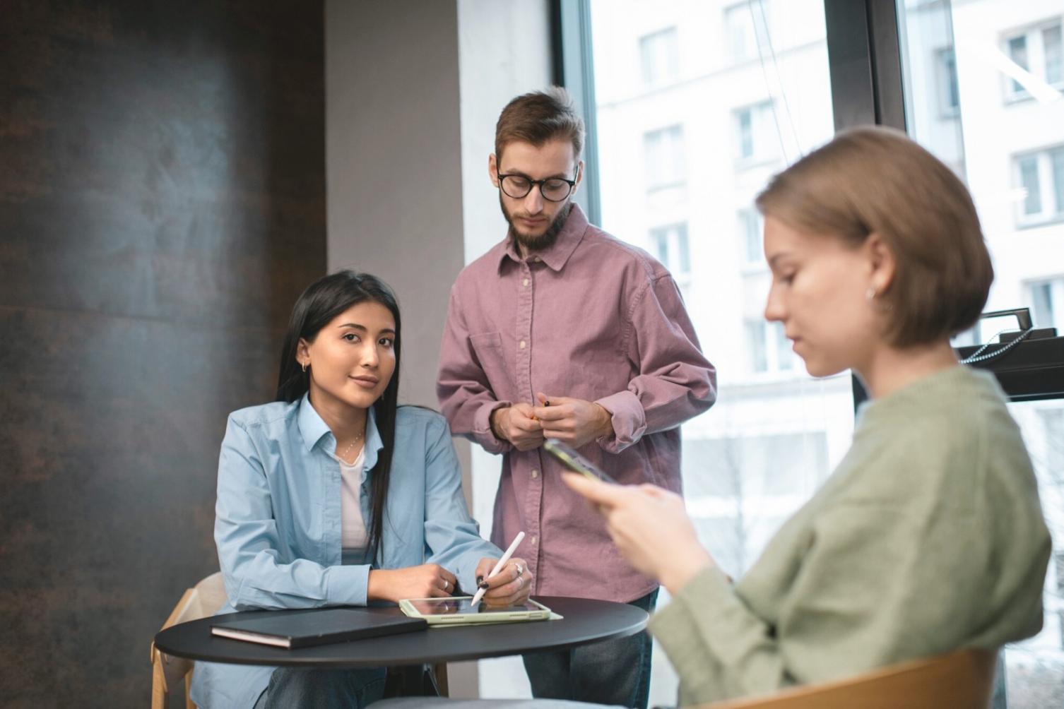 Sesión práctica de análisis financiero con estudiantes